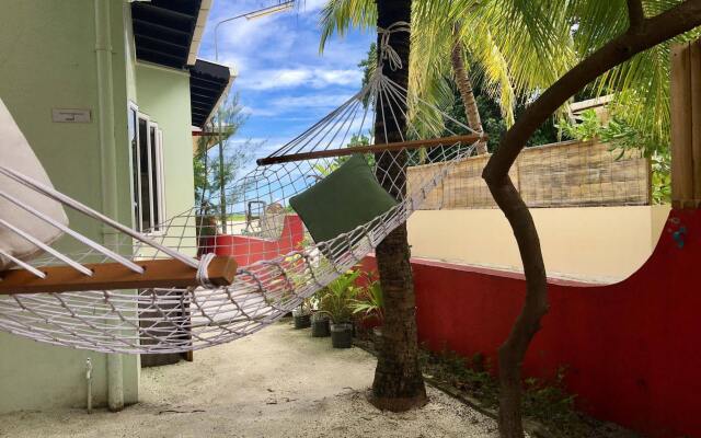 Отель Huraa East Inn вид на фасад