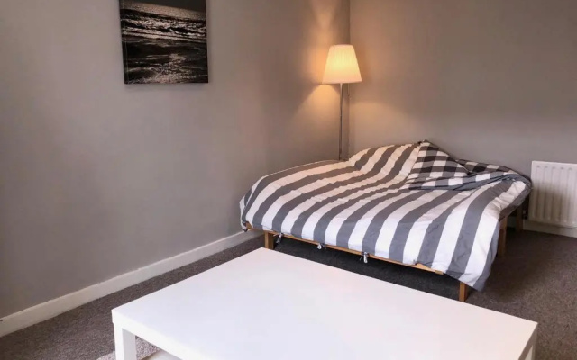 Large central Falmouth apartment with views and parking