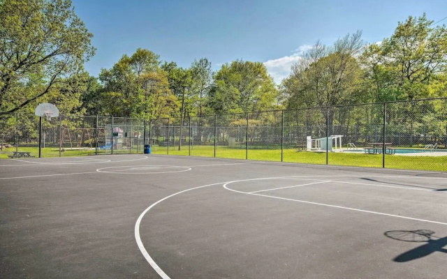 Albrightsville Retreat: Walk to Community Lake!