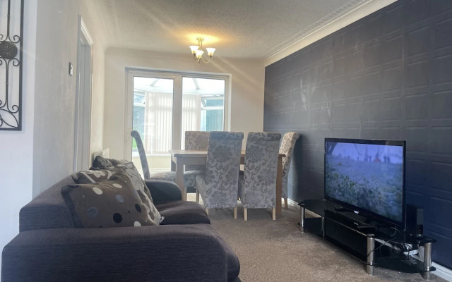 4 Bedroom House - Sleeps 6 - Garden, Bbq, Parking