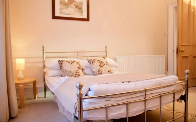 2 Bedroom Stockbridge Flat