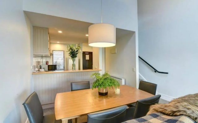 Modern 3 bedroom with stunning postcard views!