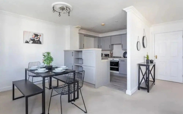 Spacious 3 Bedroom Apt With Parking