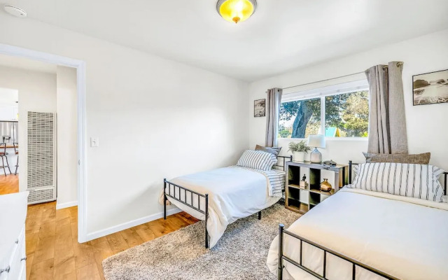 Cozy Oaks - A Coastal Getaway With Idyllic Scenery!