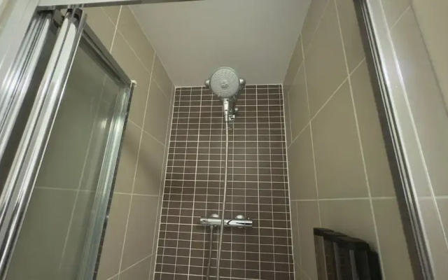 Central M K 2-bedroom Apartment, Sleeps 4, Parking