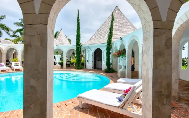Luxury 8BR Hilltop Villa Sweeping Sea Views Private Pool