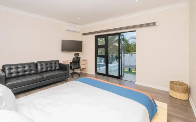 Private Modern 10 bdrm Home tucked away in Sandton