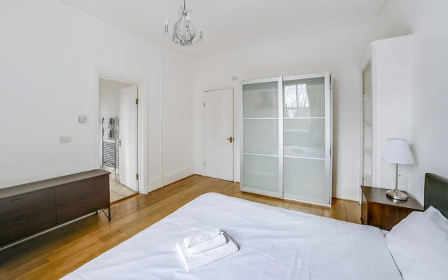 Bright 2 Bed in West Kensington W/balcony