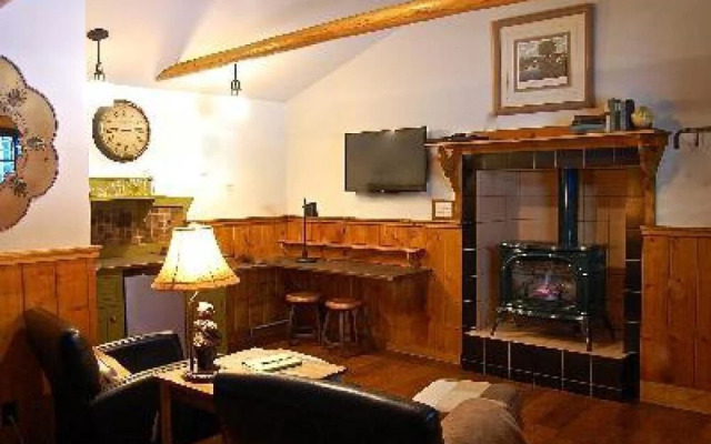 Highland Haven Creekside Inn