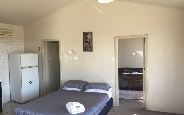 Jack & Di's Lakefront Motel