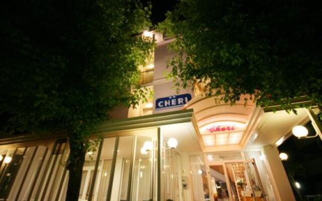 Hotel Cheri Римини вид на фасад