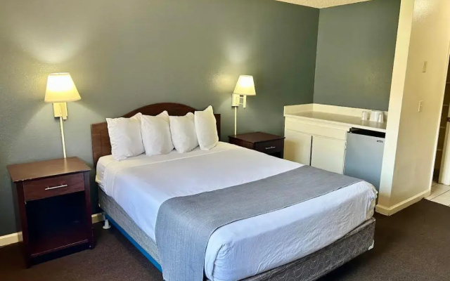 Отель California Suites 