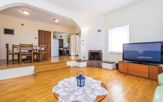 Amazing Home in Spincici With Wifi and 5 Bedrooms