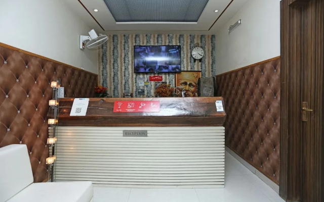 OYO 8183 Hotel Sandal Wood