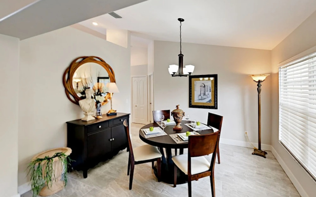 Chic Canalfront - 4 Br Home