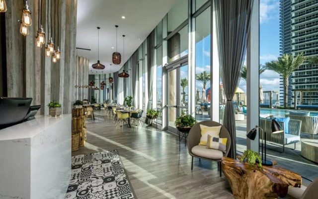 Oceanfront Luxury Condo 1BR Balcony, Hollywood