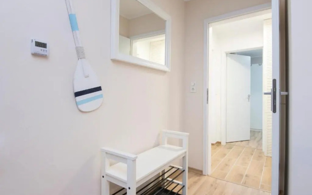 Wohnung 4, Leni