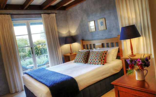 Vineyard Cottages & Cafe