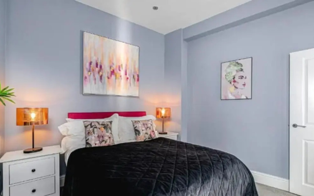 The Lanes Comfy Condo Walk to Beach King Bed