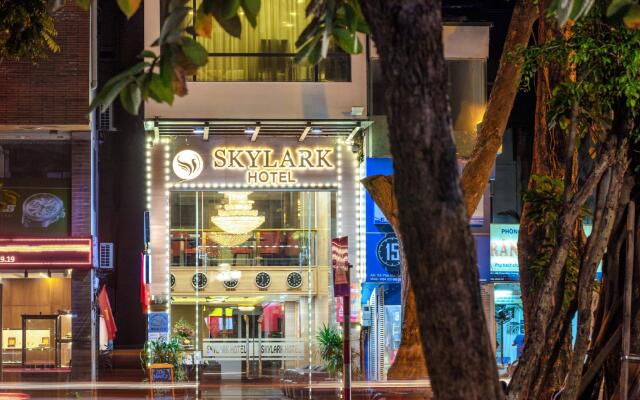 Skylark Hotel вид на фасад
