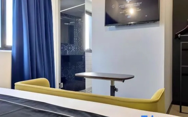 Magenta Standard Twin room (twin beds) · Loop On Leith George Town Penang Hotel — photo 2