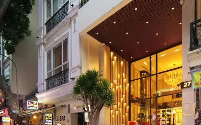 Le Premier Hotel & Rooftop Bar