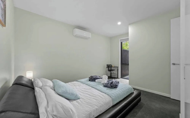 Luxurious 3-bedroom Townhouse in Charming Maidstone 7 KM TO CBD