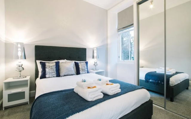 Stunning Old Town Apartment Next to the Station