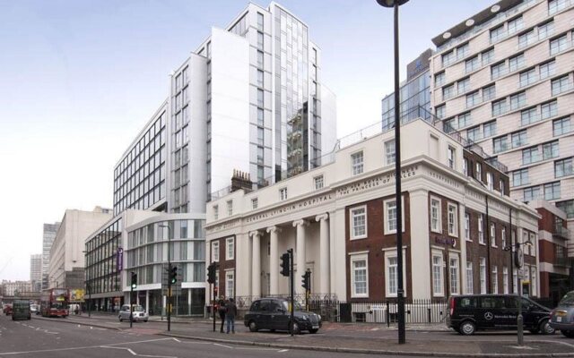 Отель Premier Inn London Waterloo вид на фасад