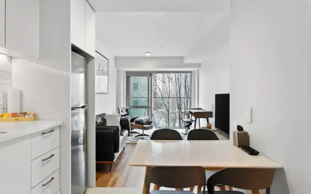 Central Modern Apt. w/ Working Space Zodiak Stays
