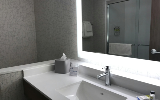 Holiday Inn Express & Suites Phoenix - Airport North by IHG