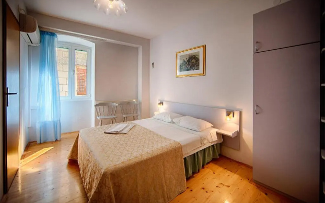 Komiza Provita Guesthouse
