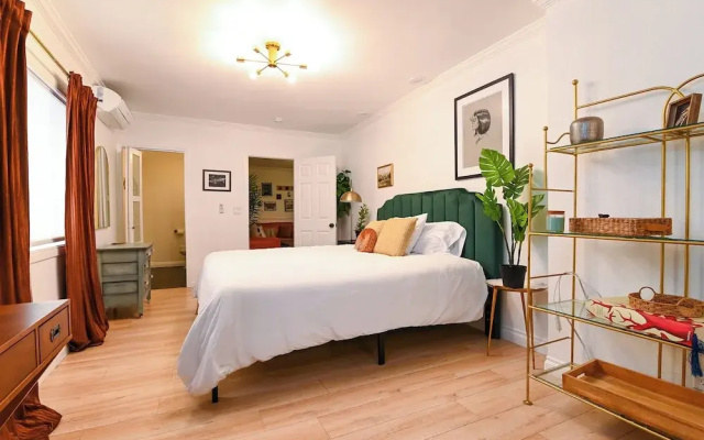 Immaculate 3bdr Private Bungalow, Walk to Beach!