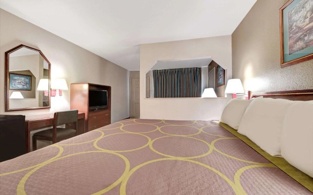 Super 8 by Wyndham Richardson Dallas