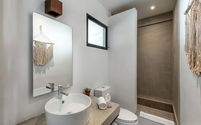 Unbeatable Located Spacious Loft With Amazing Roof