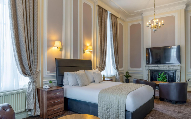 Adelphi Hotel