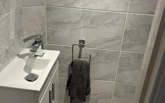 Southgate Home - Sleeps 12 - Parking - Central