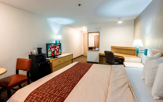 Red Roof Inn PLUS+ Boston - Mansfield/ Foxboro
