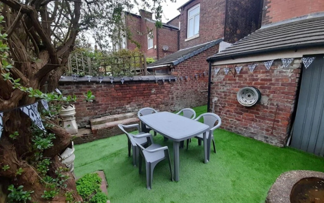 Spacious 5-bed House - Sleeps 10, Garden & Parking