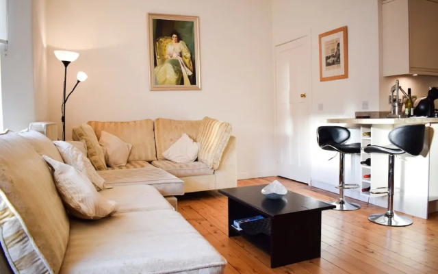 Spacious 3 Bedroom Apartment in Edinburgh