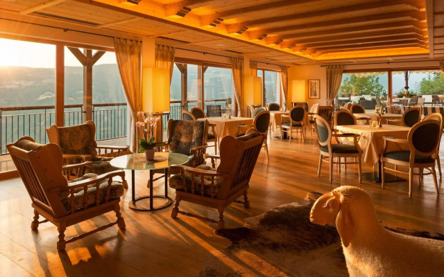 Hotel Emmy - five elements