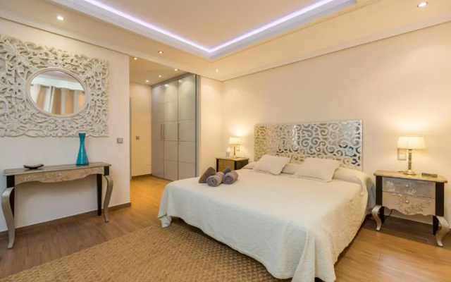 Puerto Banus first line with sea and Marina views