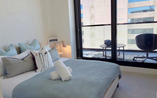 Deluxe and Brand New Lakeside Apartment