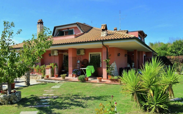 Villa in Monterotondo With Pool & Tiber Views