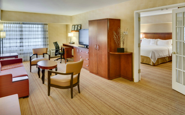 Courtyard By Marriott Shelton