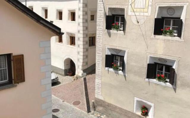 Отель Backpackerhotel Chasa Valär Швейцария, Скуоль - отзывы, цены и фото номеров - забронировать отель Backpackerhotel Chasa Valär онлайн вид на фасад