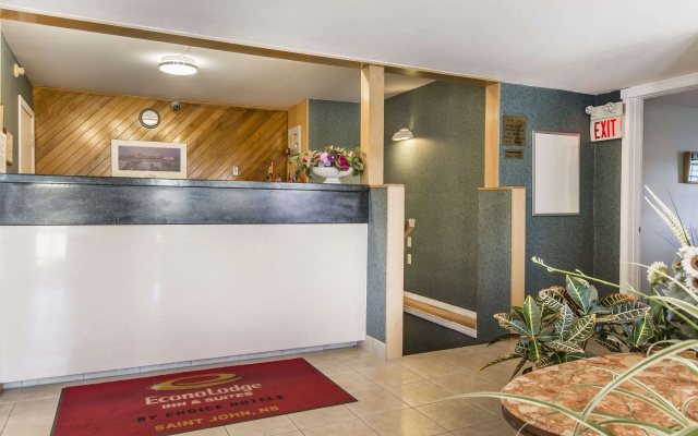 Econo Lodge & Suites