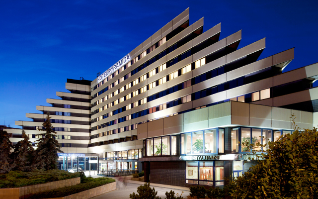 Orea Hotel Pyramida вид на фасад