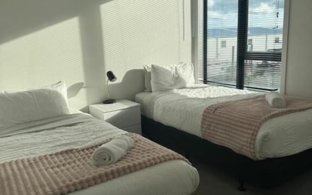 2 Bedrooms Apprtmt Plus Underground Parking in CBD