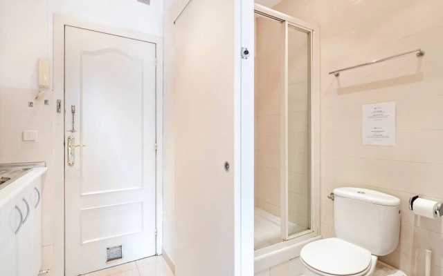Lovely 2bed W/balcony in City Center, Near Metro